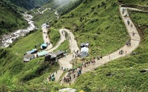 um grupo de pessoas caminhando em um caminho em uma montanha em Chopta View Resorts em Chopta