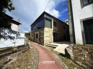una casa con una carretera roja al lado de un edificio en Varanda do Cais BY ALPONTE, en Caminha