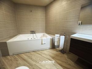 un baño con bañera y lavabo en Varanda do Cais BY ALPONTE, en Caminha 39 fotos más