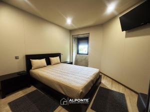 Un dormitorio pequeño con una cama y una ventana. en Varanda do Cais BY ALPONTE, en Caminha