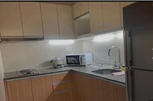 eine Küche mit Spüle und Arbeitsplatte in der Unterkunft Climax Point Apt in Mandaue City