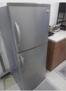 einen Kühlschrank aus Edelstahl in der Küche in der Unterkunft Climax Point Apt in Mandaue City