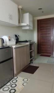 eine Küche mit Spüle und Arbeitsplatte in der Unterkunft Climax Point Apt in Mandaue City