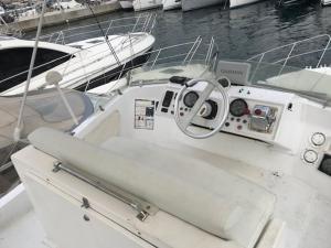 een witte boot is aangemeerd in het water bij une place au soleil in Cannes