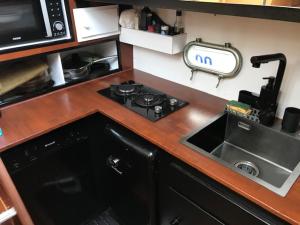 een aanrecht met een fornuis en een wastafel bij une place au soleil in Cannes