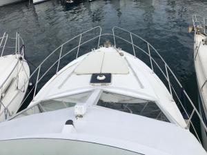 een witte boot is aangemeerd in het water bij une place au soleil in Cannes