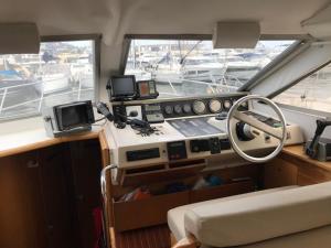 een uitzicht op de controlekamer van een boot bij une place au soleil in Cannes