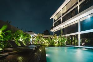 Bazén v ubytování Duplex Living Canggu 2Floor Apartments with Pool Access nebo v jeho okolí