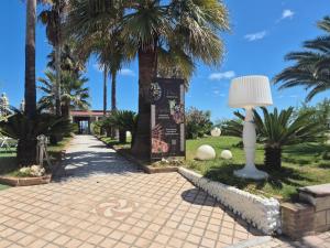 Κήπος έξω από το Bella Alba Apartment on the beach
