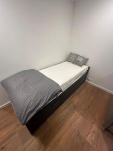 Postel nebo postele na pokoji v ubytování UrbanNEST
