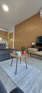 ein Wohnzimmer mit Couch und Tisch in der Unterkunft Don Simon Apartment in Durrës