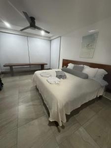 une chambre avec un lit avec un ventilateur de plafond dans l'établissement El Tular 002 2 bedroom villa 7 mins walk from La Ropa beach, à Zihuatanejo 20 autres photos