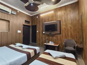 Postel nebo postele na pokoji v ubytování Hotel Pardesi,Har ki pauri Road Haridwar