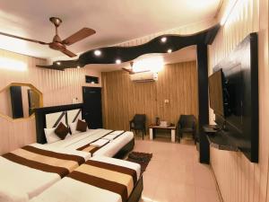 TV a/nebo společenská místnost v ubytování Hotel Pardesi,Har ki pauri Road Haridwar