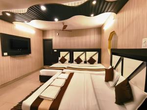 TV a/nebo společenská místnost v ubytování Hotel Pardesi,Har ki pauri Road Haridwar
