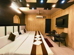 Postel nebo postele na pokoji v ubytování Hotel Pardesi,Har ki pauri Road Haridwar