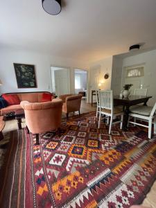 una sala de estar con un sofá y una mesa en Villa Småland-Edles Naturidyll bei Berlin, en Glienicke 32 fotos más