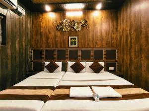 Postel nebo postele na pokoji v ubytování Hotel Pardesi,Har ki pauri Road Haridwar