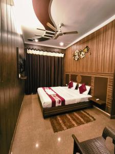 Postel nebo postele na pokoji v ubytování Hotel Pardesi,Har ki pauri Road Haridwar