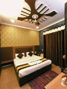 Postel nebo postele na pokoji v ubytování Hotel Pardesi,Har ki pauri Road Haridwar