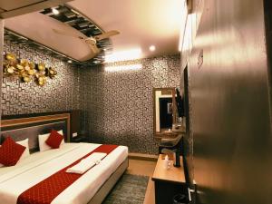 Postel nebo postele na pokoji v ubytování Hotel Pardesi,Har ki pauri Road Haridwar