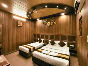 Postel nebo postele na pokoji v ubytování Hotel Pardesi,Har ki pauri Road Haridwar