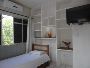 Una televisión o centro de entretenimiento en São luís Hostel