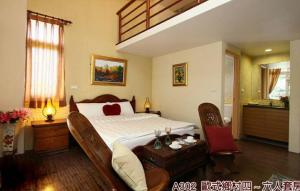 A bed or beds in a room at Left Bank BnB