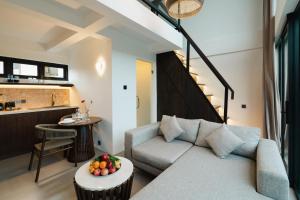 Posezení v ubytování Duplex Living Canggu 2Floor Apartments with Pool Access