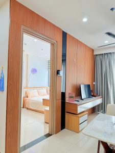 une pièce avec un bureau avec un ordinateur et une chambre dans l'établissement Sky Homestay Huế, à Thôn Văn Dương
