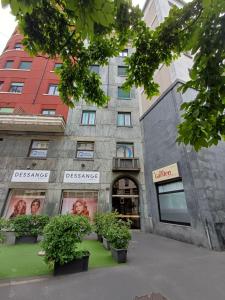 un magasin devant un bâtiment avec des plantes devant dans l'établissement My Milano Porta Vittoria Tribunale Luxury Rooms, à Milan