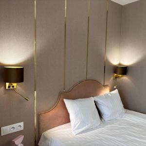a bedroom with a bed with two lamps on it at Pratum Pink&Blue Mikołajki Apartament Maria Antonina z ogródkiem i tarasem in Mikołajki