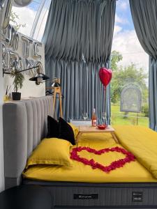 Postel nebo postele na pokoji v ubytování Cupola glamping dome Sarajevo