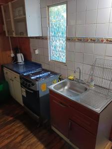 Η κουζίνα ή μικρή κουζίνα στο Cabañas Los Culenes