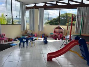 una stanza con sala giochi con scivolo di Recanto da Felicidade a São Lourenço