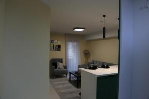 eine Küche und ein Wohnzimmer mit einer Couch und einem Tisch in der Unterkunft Bazar Charm- Cozy Urban Retreat in Skopje Historic Heart in Skopje