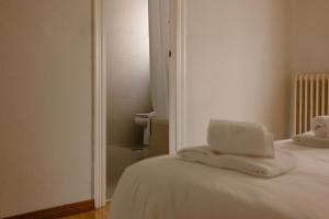 a bedroom with a bed with towels on it at Albaceteloft Avenida España in Albacete