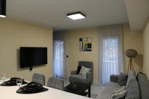 ein Wohnzimmer mit Sofa und Tisch in der Unterkunft Bazar Charm- Cozy Urban Retreat in Skopje Historic Heart in Skopje