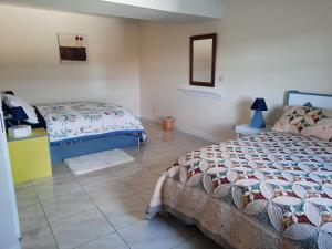 凯尔Katie's View的一间卧室，配有一张床和瓷砖地板