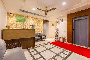 salon z drzwiami i czerwonym dywanem w obiekcie Calm Living in the City w mieście Gurgaon