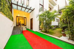 czerwony i zielony dywan przed domem w obiekcie Calm Living in the City w mieście Gurgaon +10 zdjęć
