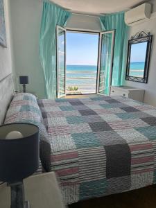 Posteľ alebo postele v izbe v ubytovaní APARTAMENTO FRENTE AL MAR,PRIMERA LINEA DE PLAYA
