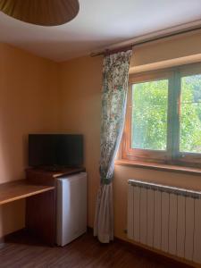 TV a/nebo společenská místnost v ubytování Hotel Colomers