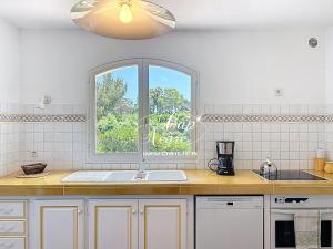 O bucătărie sau chicinetă la maison 8 personnes vue mer a 150 m de la plage du rayol +19 fotografii