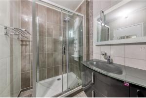 un baño con ducha y lavabo en Chambre tropicale 3, en Courcouronnes 31 fotos más