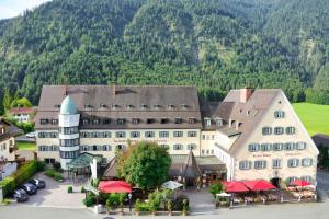 una vista aérea de un gran edificio frente a una montaña en Hotel Klosterhotel Ludwig der Bayer, en Ettal