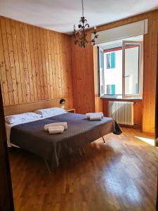a bedroom with a bed with two towels on it at B&B GabriEle in Molina di Ledro