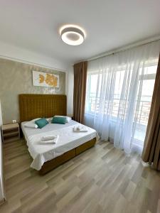 Giường trong phòng chung tại Summerland-Mamaia Beautiful Penthouse