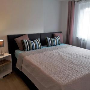 Postel nebo postele na pokoji v ubytování Ferienwohnung Auszeit bei Jessy, ruhig und zentral nahe Badesee