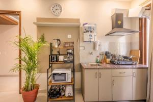 kuchnia ze zlewem i blatem w obiekcie Fresh Air Green Flair 1 BHK with Balcony w mieście Gurgaon